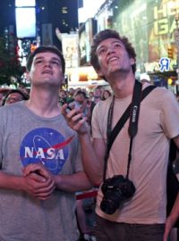 Zájemci o kosmonautiku sledovali přistání na Time Square v New Yorku v přímém přenosu z řídícího centra NASA