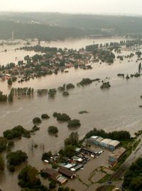 Komořany a Lahovičky na jižním okraji Prahy zalité vodami Vltavy a Berounky 13. srpna 2002