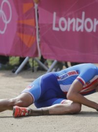 Vyčerpaný biker Jaroslav Kulhavý v cíli olympijského závodu. Teď už plánuje oslavy a dovolenou