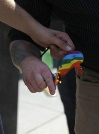 Pálením duhové vlajky vyjadřovali demonstranti svůj protest proti Prague Pride 2012