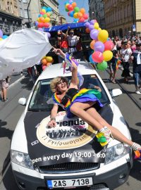 Průvod účastníků Prague Pride prošel Prahou