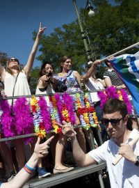 Průvod účastníků Prague Pride prošel Prahou