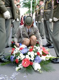 Kladení věnců před budovou Českého rozhlasu 21.8.2012