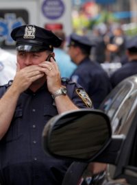 Newyorský policista po střelbě před Empire State Building na Manhattanu
