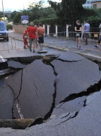 V Prosecké ulici v Praze se po havárii kanalizačního řadu propadla vozovka