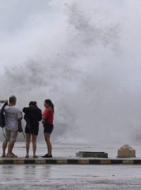 Tropická bouře Isaac potrápila i Kubu - foto z nábřeží Havany