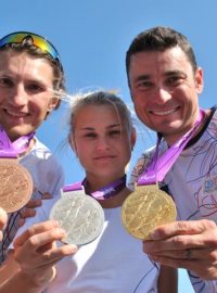 Cyklističtí medailisté z paralympiády: zleva Jiří Bouška, Tereza Diepoldová, Jiří Ježek