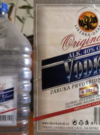 Závadný alkohol - barel a etiketa - Original vodka jemná (Likérka Drak) - dle výrobce zfalšovaná etiketa