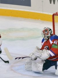 Lev Praha - Spartak Moskva, utkání Kontinentální hokejové ligy 8. září v Praze. Zleva Eduard Levandovski ze Spartaku a brankář HC Lev Tomáš Pöpperle.