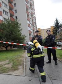 Policisté střeží dům na sídlišti Červený Vrch v Praze 6, v němž došlo k výbuchu