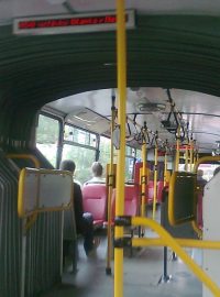 autobus MHD, interiér