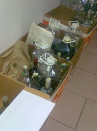 Zkoumání zabaveného alkoholu v policejní laboratoři ve Frýdku-Místku