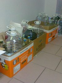 Zkoumání zabaveného alkoholu v policejní laboratoři ve Frýdku-Místku