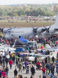 Dny NATO na mošnovském letišti - přistání letounu C-137 Hercules