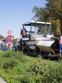 Tichý asfalt na silnici I/2 Černokostelecká v Říčanech pomůže snížit hluk na průtahu městem