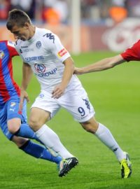 9. kolo první fotbalové ligy: Viktoria Plzeň - 1. FC Slovácko, 30. září v Plzni. Zleva František Rajtoral z Plzně, Jan Lukáš ze Slovácka, plzeňský Vladimír Darida.