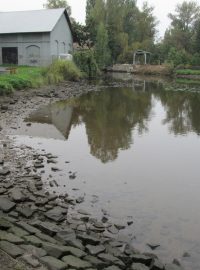 Hladina Labe začala klesat brzy ráno. Toto je forografie z dopoledne