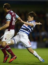 Queens Park Rangers&#039; Park Ji-sung (R) challenges West Ham United&#039;s Mark Noble during their English Premier League soccer match at Loftus Road in London October 1, 2012