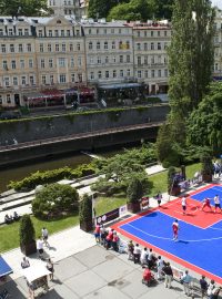 Trojkový basketbal byl letos k vidění i v Karlových Varech.jpg