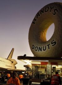 Lidé sledují přesun raketoplánu Endeavour ulicemi Los Angeles