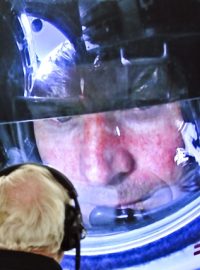 Felix Baumgartner před seskokem obrazovce v centru Mission Control