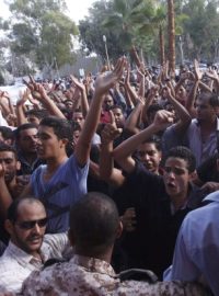 Demonstranti  žádají před libyjským parlamentem ukončení kmenového konfliktu v Baní Valídu