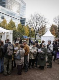 Příznivci ruské opozice stojí frontu na hlasování