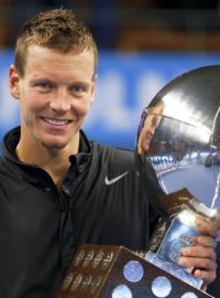 Tomáš Berdych s vítěznou trofejí z turnaje ve Stockholmu