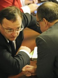 Premiér Petr Nečas diskutuje s ministrem financí Miroslavem Kalouskem na schůzi sněmovny