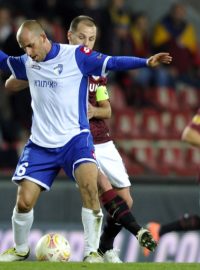 Utkání skupiny I 3. kola základních skupin fotbalové Evropské ligy Sparta Praha - Hapoel Kirjat Šmona 25. října v Praze. David Gazal z Hapoelu (vpředu vlevo) a za ním Marek Matějovský ze Sparty.