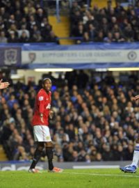 Mark Clattenburg (vpravo) čelí obvinění z rasismu, stížnost na něj podal tým Chelsea