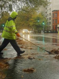 Hurikán Sandy zasáhl i Washington. Ven vycházejí jen ti, kdo musí