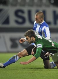 Utkání 14. kola první fotbalové ligy: Baumit Jablonec - FK Mladá Boleslav, 10. listopadu v Jablonci nad Nisou. Marek Kysela z Jablonce a Martin Nešpor z Boleslavi.