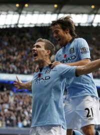 Edin Džeko slaví svou rozdílovou branku Man City proti Tottenhamu s Davidem Silvou