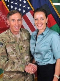 David Petraeus a jeho milenka Paula Broadwellová