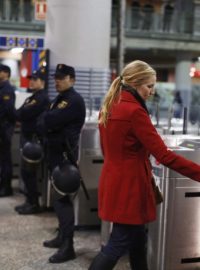 Policisté hlídkují u vstupu na nástupiště madridského nádraží Atocha