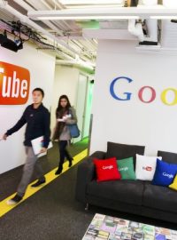 Lidé procházejí před nápisem nejpopulárnějšího serveru na sdílení videa Youtube v nové pobočce společnosti Google v Torontu