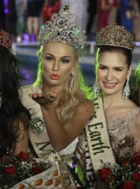 Miss Earth 2012 Tereza Fajksová (druhá zleva)