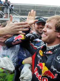 Němec Sebastian Vettel slaví třetí titul mistra světa F1 za sebou