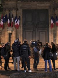 Novináři čekají před budovou Národního shromáždění v Paříži, kde jednají Juppé a Fillon