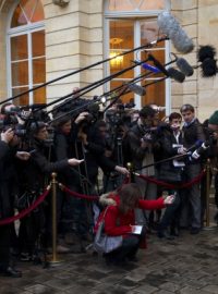 Francouzský ministr Arnaud Montebourg s novináři.