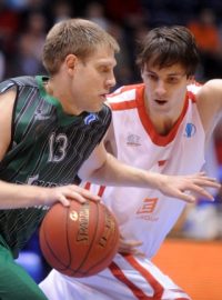 Utkání 4. kola skupiny A basketbalového Evropského poháru ULEB ČEZ Basketball Nymburk - BC Prienai 28. listopadu v Pardubicích. Zleva Gintaras Kadžiulis z celku Prienai a nymburský Vojtěch Hruban.