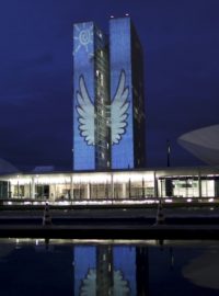 Národní kongres ve městě Brasília, kupole vlevo je senát