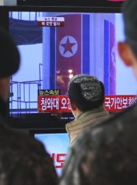 Jihokorejští vojáci sledují zpravodajství o vypuštění severokorejské rakety