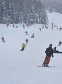 Déšť se sněhem ani mlha neodradily v Harrachově stovky lyžařů od prvních jízd v právě zahájené sezoně