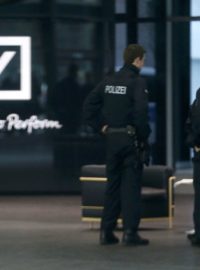 Policisté v sídle největší německé banky Deutsche Bank ve Frankfurtu