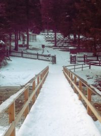 Na tuhle odbočku ke starému válečnému hřbitovu lyžaři čas mít na Tour de Ski nebudou