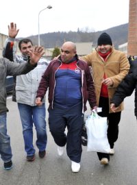 První skupinky amnestovaných vězňů začaly odcházet z věznice v Kuřimi