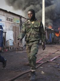 Příslušník maliské policie prochází ulicí metropole Bamako