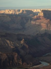 Velký kaňon vyhloubila řeka Colorado v polopouštní skalnaté krajině na území dnešního státu Arizona. Je dlouhý přes 440 kilometrů